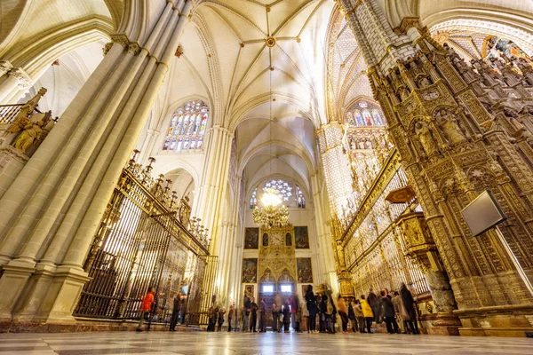 TOLEDO - 17 DE MARZO: Gran grupo de turistas no identificados tomando fotos a la catedral de Toledo el 17 de marzo de 2015 Toledo, España. La catedral de Toledo está construida en arquitectura gótica —  Fotos de Stock