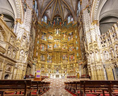 Toledo, İspanya - 17 Mart 2015: Main sunak Saint Mary Katedrali Toledo, Roma Katolik 13. yüzyıl yüksek Gotik Katedrali ve UNESCO Dünya Miras Listesi iç.