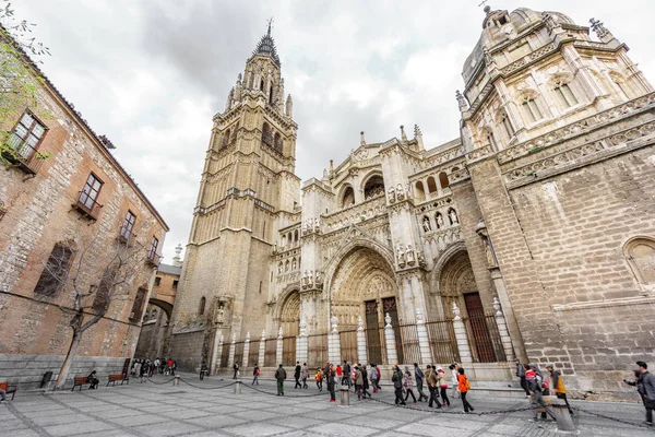 Toledo, İspanya - Mart 2015: Kimliği belirsiz kişi Toledo Toledo, İspanya etkileyici Onun Katedrali ile ziyaret — Stok fotoğraf