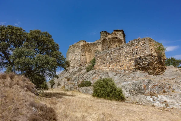 Arruinado castillo de Alba sobre las rocas contra el cielo azul —  Fotos de Stock