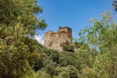Yıkık Alba kalede mavi gökyüzü karşı tepenin üzerinden