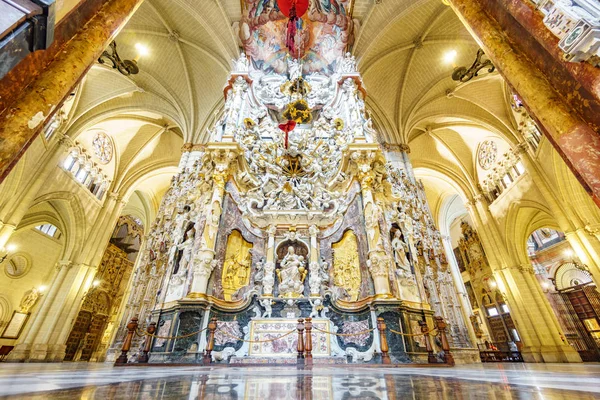 Toledo, Spanien - 17 mars, 2015: Inre av Saint Maria-katedralen i Toledo, en romersk-katolsk 13-talet höga gotiska katedral och en Unescos världsarvslista. — Stockfoto