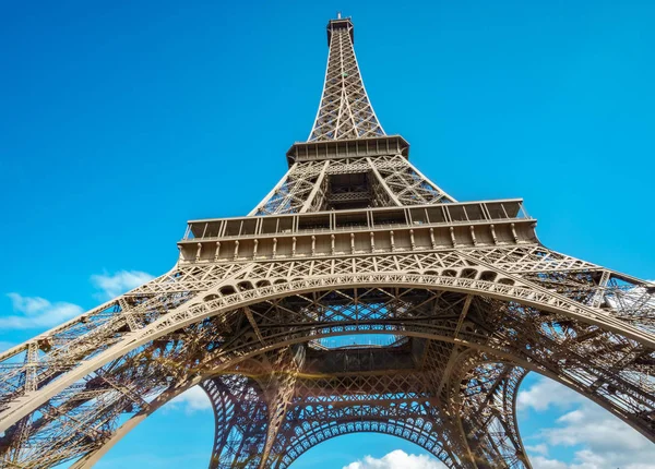 Vista inferior de la Torre Eiffel sobre el cielo azul — Foto de Stock