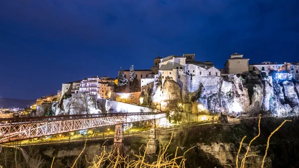 La famosa casa appesa di notte a Cuenca — Foto Stock