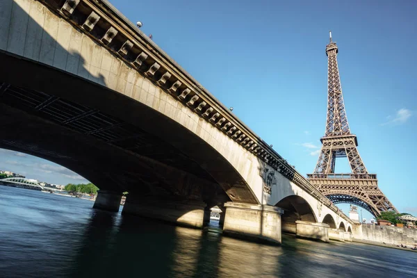 Der eiffelturm und die brücke über seine in paris — Stockfoto