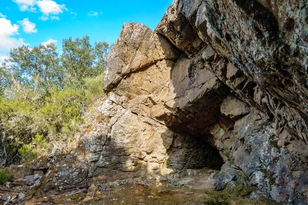 Entrada a la cueva —  Fotos de Stock