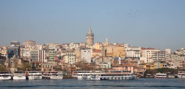 Mavi gökyüzü karşı Istanbul'da Galata Kulesi