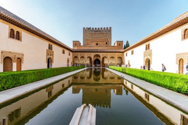 Granada, İspanya - 24 Haziran 2016: Generalife avlunun ünlü çeşme ve Bahçe içinde Alhambra, Granada, İspanya genel görünümü