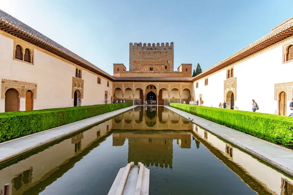 Granada, Spanien - 24 juni, 2016: Allmän översikt över The Generalife innergård med dess berömda fontän och trädgård inuti Alhambra i Granada, Spanien — Stockfoto