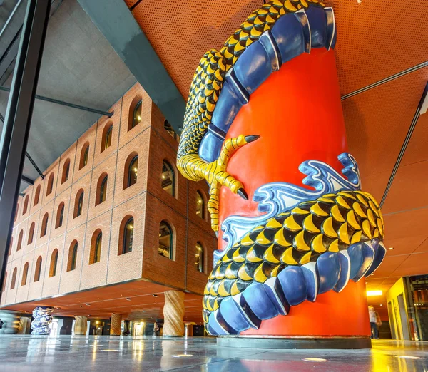 BILBAO, ESPAGNE - 24 AVRIL. Grand espace à l'intérieur du Centre Azkuna avec des colonnes modernes et décorées dans la ville de Bilbao le 24 avril 2015 — Photo