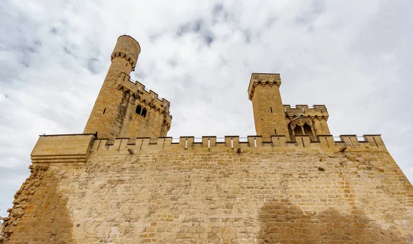 Widok z dołu zamek o Olite w prowincji Nawarra, Hiszpania — Zdjęcie stockowe