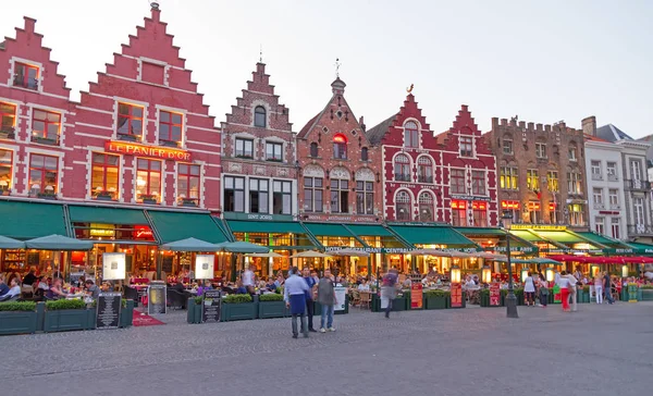 Brugge, België - mei 2012. Middeleeuwse historische stad Brugge. Brugge straatjes en historische centrum. grachten en gebouwen. Brugge populaire toeristische bestemming van België. — Stockfoto