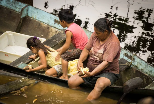 Amazonas, Brazilië - 14 augustus 2014: Unidentified familie werk met tapica in de Amazone oever over boot in Amazonas, Brazilië — Stockfoto