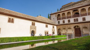 Granada, İspanya - 24 Haziran 2016: Generalife avlunun ünlü çeşme ve Bahçe içinde Alhambra, Granada, İspanya genel görünümü