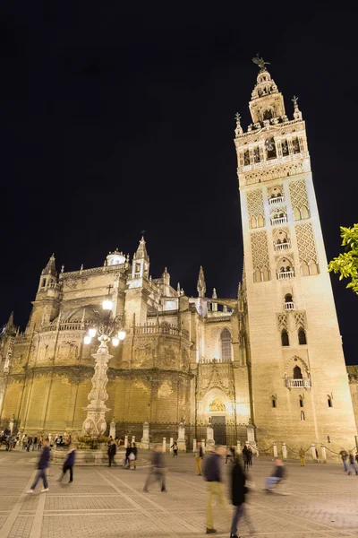 Sevilla - Mar 15: Oidentifierade suddiga människor promenader nära Sevillas katedral på natten den 15 mars 2013 — Stockfoto