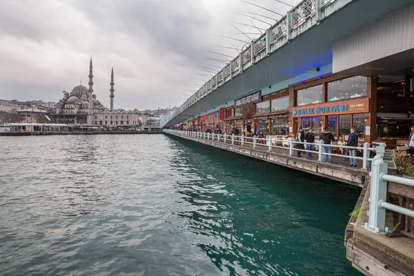 Galata bridge in Istanbul with many fishermen — Stock Photo, Image