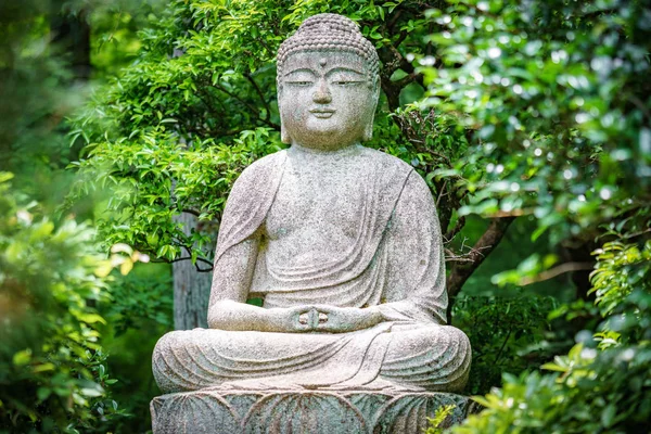 Άγαλμα του Βούδα στον κήπο — Φωτογραφία Αρχείου