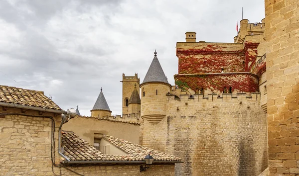 Kasteel van Olite tegen bewolkte hemel in Navarra, Spanje — Stockfoto