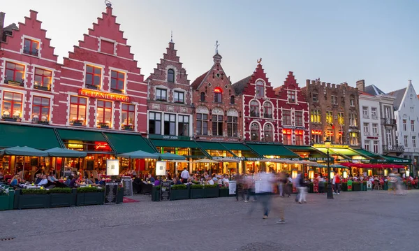 Brugge, Belgium - május, 2012. Brugge középkori történelmi város. Brugge utcák és a történelmi központ. csatornák és épületek. Brugge népszerű turisztikai desztináció-Belgium. — Stock Fotó
