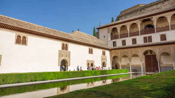 Granada, Spanien - 24 juni, 2016: Allmän översikt över The Generalife innergård med dess berömda fontän och trädgård inuti Alhambra i Granada, Spanien — Stockfoto