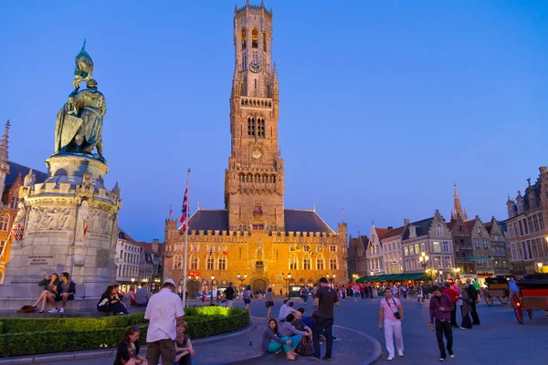 BRUGGE, BELGIO - 26 maggio 2012: Il campanile di Bruges è un campanile medievale nel centro storico di Bruges, in Belgio. Solo uso editoriale — Foto Stock