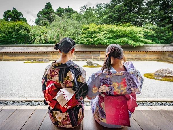 Mujeres japonesas mirando el jardín — Foto de Stock