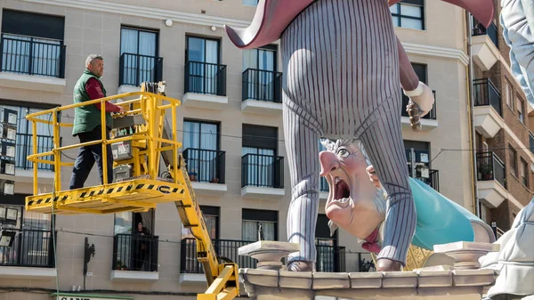 VALENCIA, ESPAÑA 13 DE MARZO DE 2016: Vista detallada de falla y trabajador no identificado, las Fallas es una celebración típica donde se construyen monumentos para ser quemados en Valencia, España — Foto de Stock