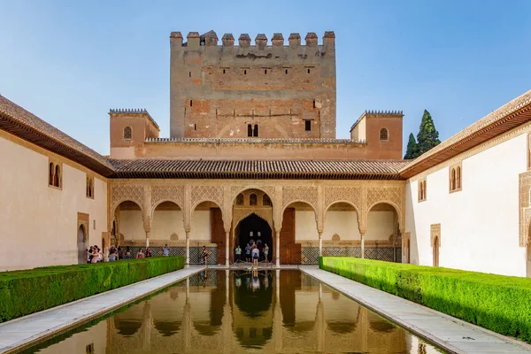 Granada, Spanien - 24 juni, 2016: Allmän översikt över The Generalife innergård med dess berömda fontän och trädgård inuti Alhambra i Granada, Spanien — Stockfoto