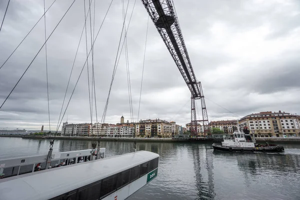 Portugalete, Španělsko-Duben 26, 2015: Nervion řeka, lodě a Vizcaya bridge, Baskicko. — Stock fotografie