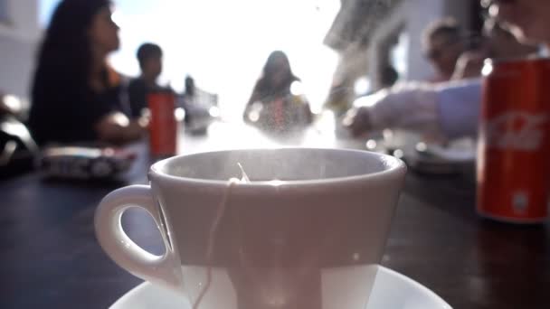 Secangkir teh dengan teman-teman dalam gerakan super lambat — Stok Video
