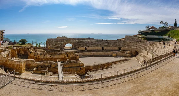 Vista panorâmica do antigo anfiteatro romano de Tarragona junto ao mar — Fotografia de Stock