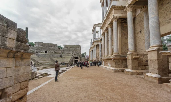 MERIDA - MAR 22: Turistas não identificados visitam o impressionante teatro romano em Mérida no dia 22 de março de 2015 — Fotografia de Stock