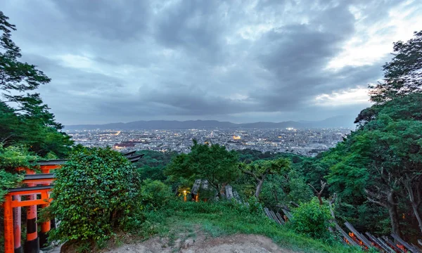 Vista notturna di Kyoto dalla montagna del Santuario di Fushimi Inari — Foto Stock