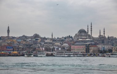 Camii ve Istanbul'da nehir bulutlu gökyüzü karşı