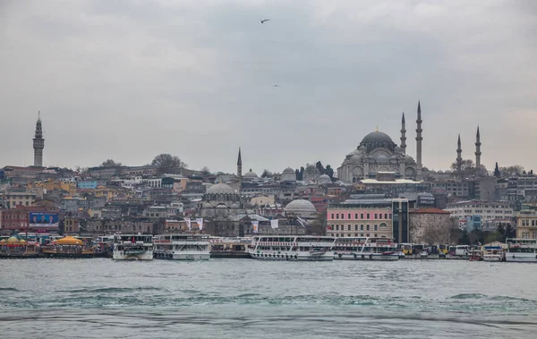 Mosque and river in Istanbul against cloudy sky — Stock Photo, Image