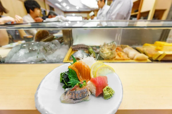Суши тарелка, типичный японский ресторан — стоковое фото