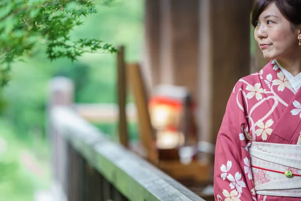Mujer japonesa mirando el jardín — Foto de Stock