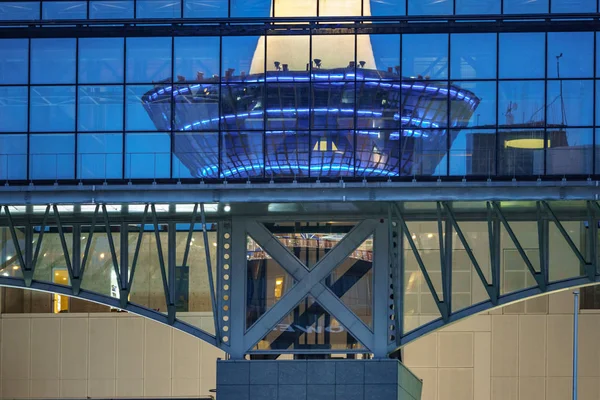 Riflesso della torre di Kyoto nei bicchieri — Foto Stock