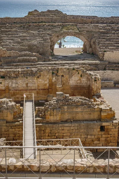 Antiguo anfiteatro romano cerca del mar Mediterráneo —  Fotos de Stock