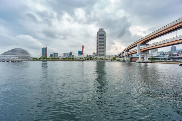 KOBE, JAPAN - June 3, 2015: Kobe tower and bridge at Port of Kobe in Kobe, Japan. — Stock Photo, Image