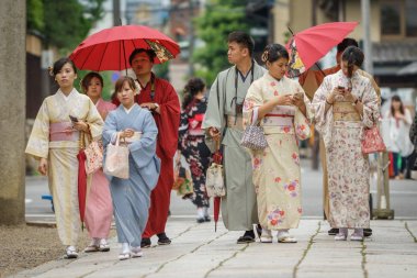 Japon aile geleneksel kıyafet içinde