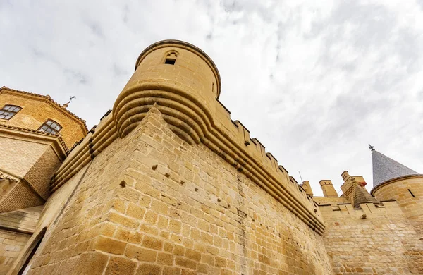 Olite Ortaçağ Kalesi alt görünümünde Navarre, İspanya — Stok fotoğraf