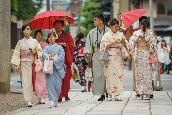 Família japonesa em vestido tradicional — Fotografia de Stock