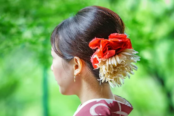 Mulher japonesa olhando para o jardim, vista traseira — Fotografia de Stock