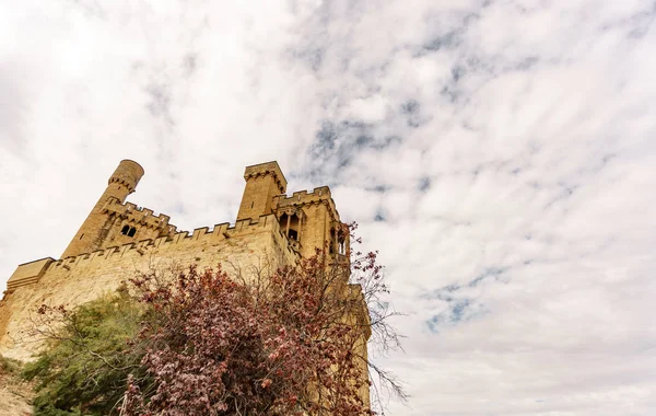 Zamek o Olite i chmury widok z dołu w prowincji Nawarra, Hiszpania — Zdjęcie stockowe