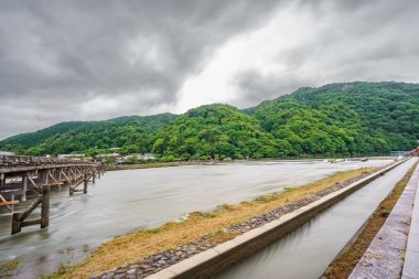 Katsura Nehri ve togetsukyo Köprüsü arashiyama, kyoto, Japonya.
