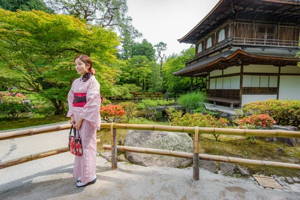 Donna giapponese che guarda il giardino — Foto Stock