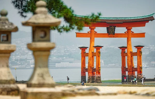 Miyajima island and Floating Torii gate in Japan. — Stock Photo, Image
