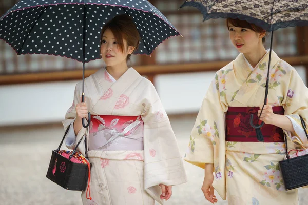 Japanska kvinnor i kimono — Stockfoto