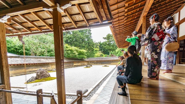 Japanische Touristen schauen sich den Garten an — Stockfoto